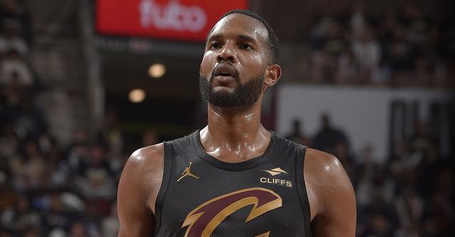 骑士记者：莫布利夏天提升了投射技术 控球等方面也得到了加强