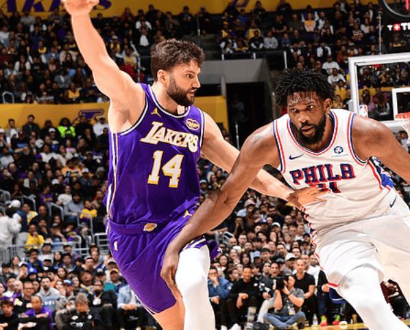 球速体育直播-东契奇受伤！湖人大逆转，詹姆斯8失误破NBA纪录，里夫斯35分救主