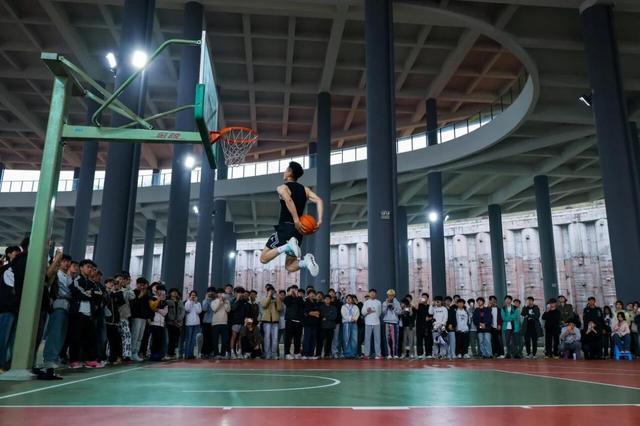 球速体育直播-重庆移通学院邀CBA草根扣篮王矣进宏等名将 带来“零距离”篮球盛宴